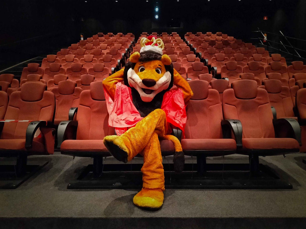 Koning Leeuw met regenjas in 4D Cinema.