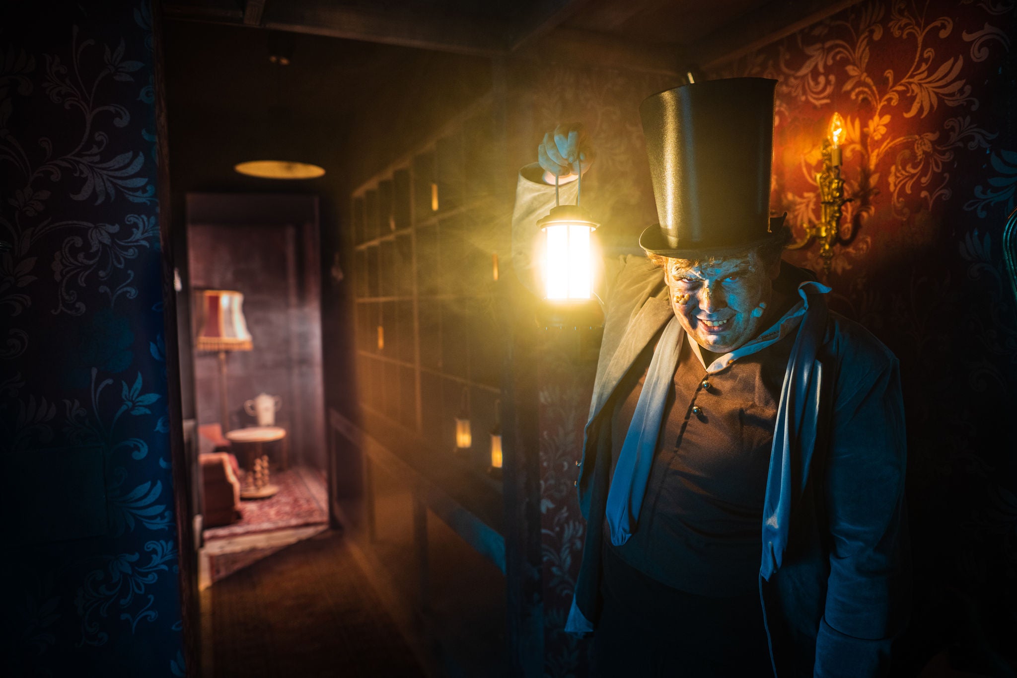 Begrafenisondernemer verwelkomt bezoekers in het Halloween spookhuis Funerarium.